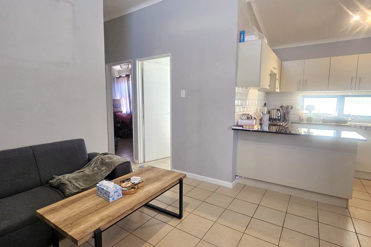 2 Bed Freehold unit in Secure Fourleaf Estate - Photo 3