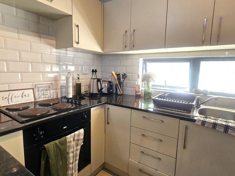 2 Bed Freehold unit in Secure Fourleaf Estate - Photo 6