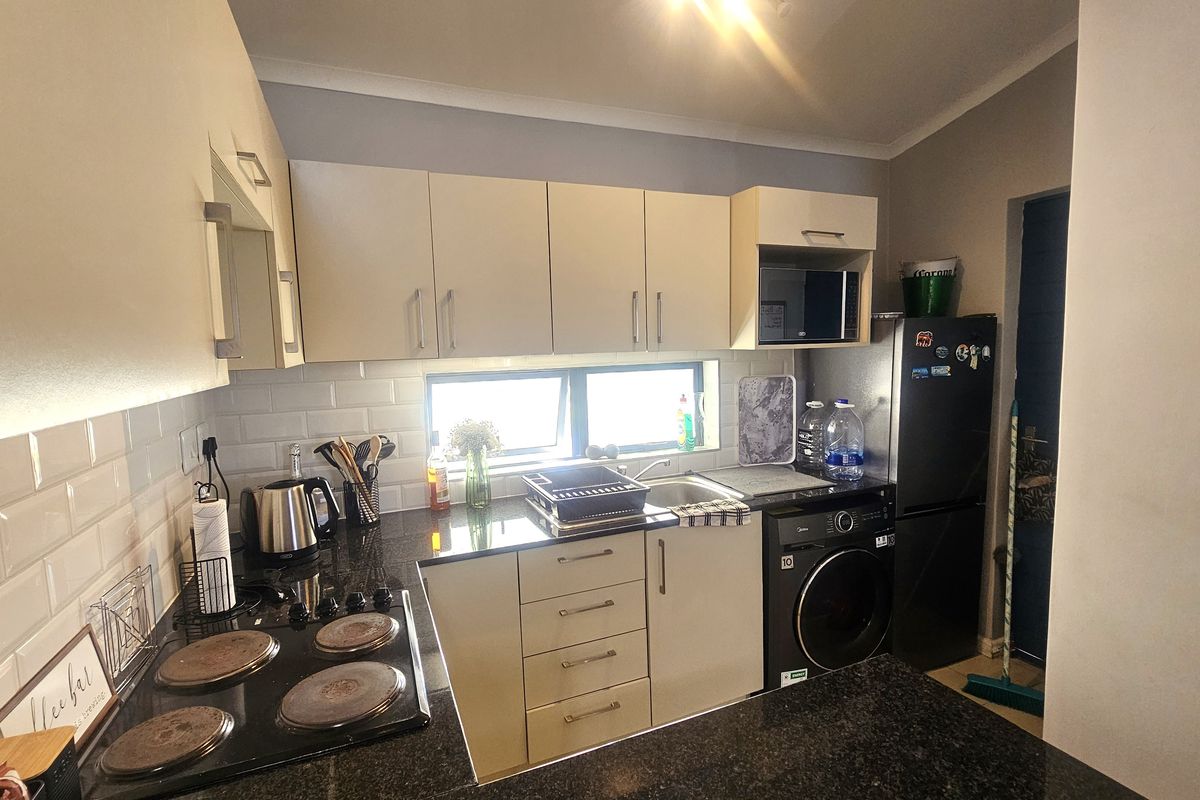2 Bed Freehold unit in Secure Fourleaf Estate - Photo 5
