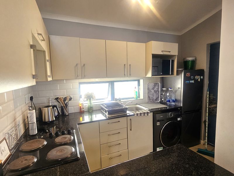 2 Bed Freehold unit in Secure Fourleaf Estate - Photo 5