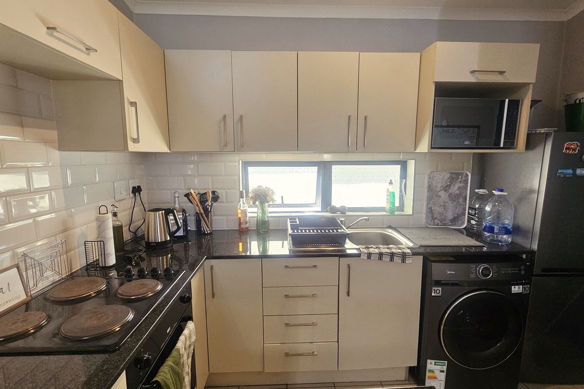 2 Bed Freehold unit in Secure Fourleaf Estate - Photo 4