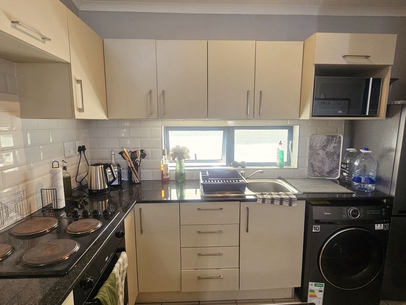 2 Bed Freehold unit in Secure Fourleaf Estate - Photo 4