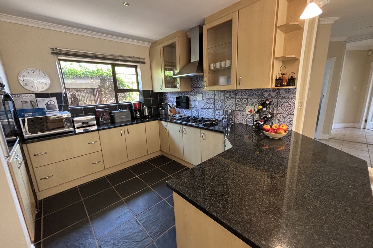 Furnished 3-Bedroom Townhouse in Summerstrand – Perfect for Corporate Rental - Photo 3