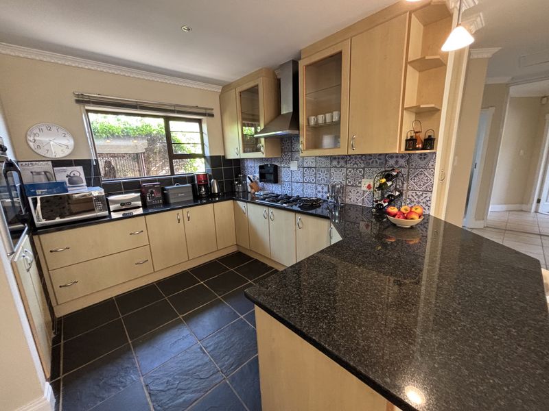 Furnished 3-Bedroom Townhouse in Summerstrand – Perfect for Corporate Rental - Photo 3