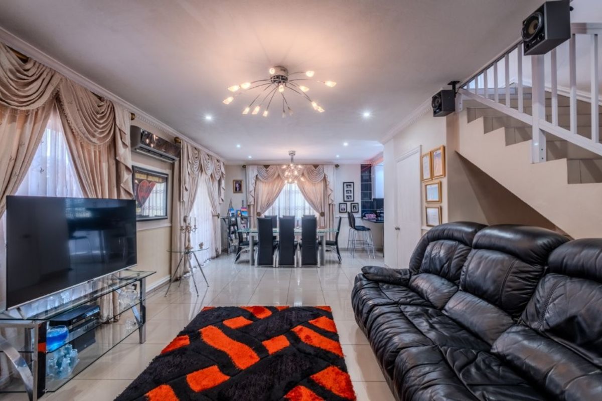 Stylish duplex living in sought-after Broadlands - Photo 4