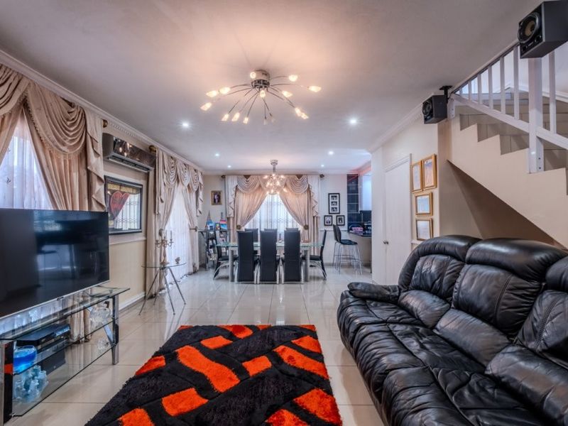 Stylish duplex living in sought-after Broadlands - Photo 4