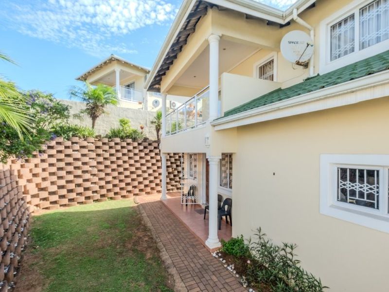 Stylish duplex living in sought-after Broadlands - Photo 3