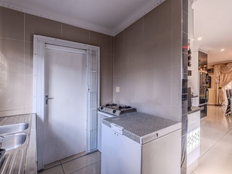 Stylish duplex living in sought-after Broadlands - Photo 10