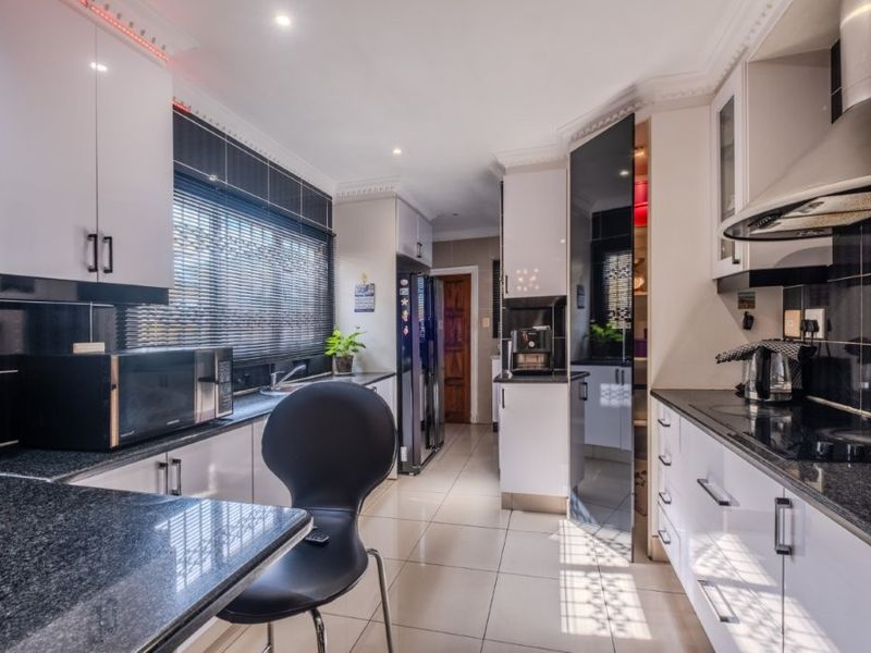 Stylish duplex living in sought-after Broadlands - Photo 9