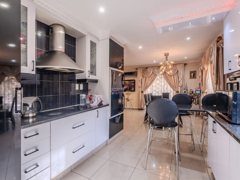 Stylish duplex living in sought-after Broadlands - Photo 8