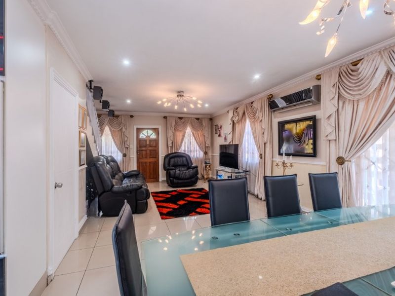 Stylish duplex living in sought-after Broadlands - Photo 7