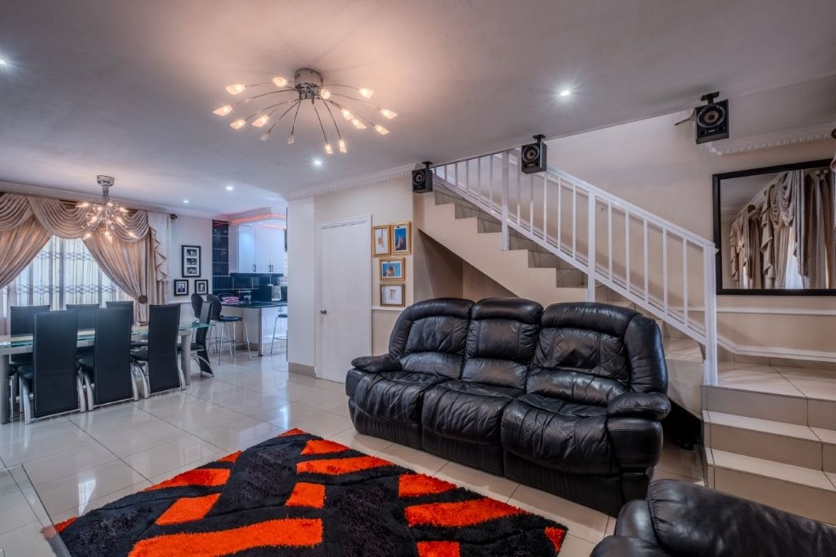 Stylish duplex living in sought-after Broadlands - Photo 5