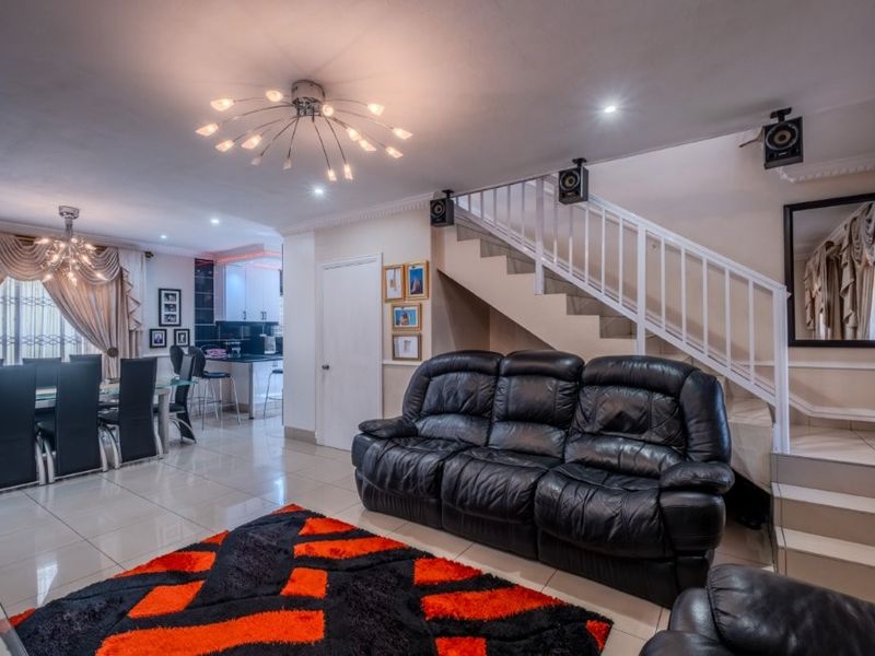 Stylish duplex living in sought-after Broadlands - Photo 5