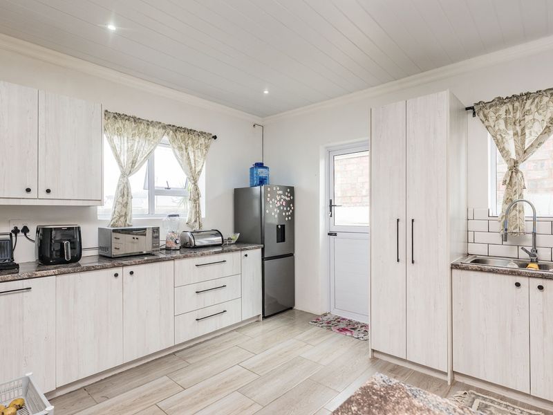 Stylish Family Home -Modern Entertainer’s Dream - Photo 10