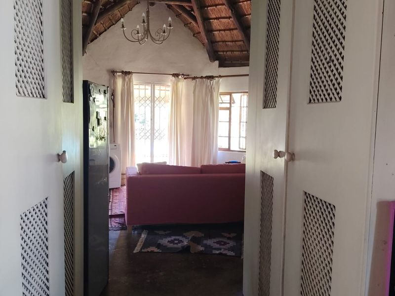 1 Bedroom Thatched Cottage in Winterskloof - Photo 6