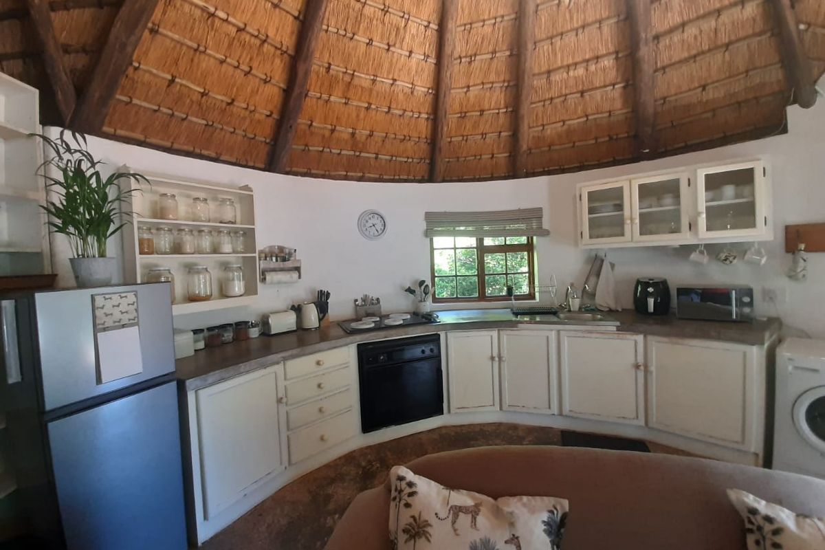 1 Bedroom Thatched Cottage in Winterskloof - Photo 3