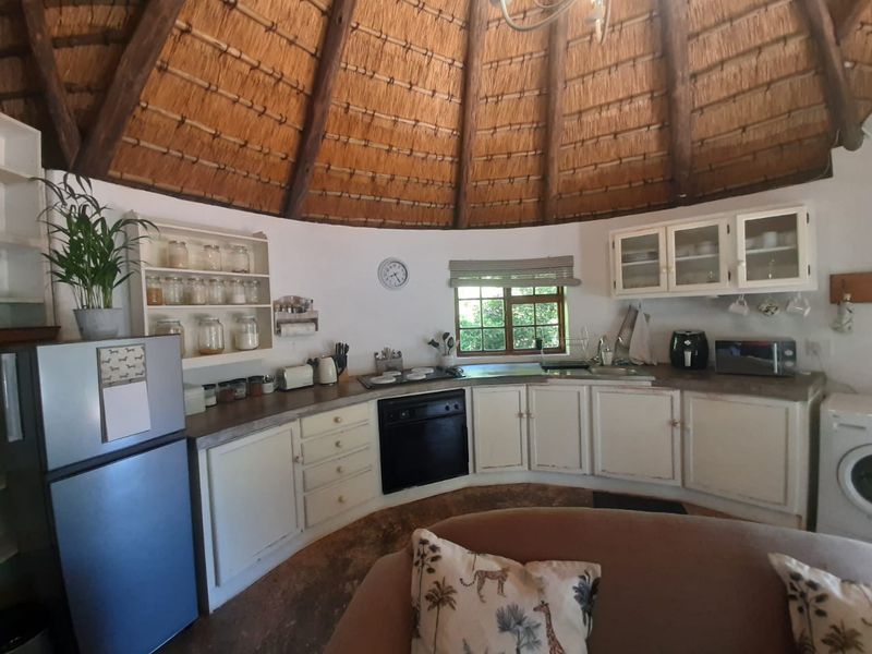 1 Bedroom Thatched Cottage in Winterskloof - Photo 3