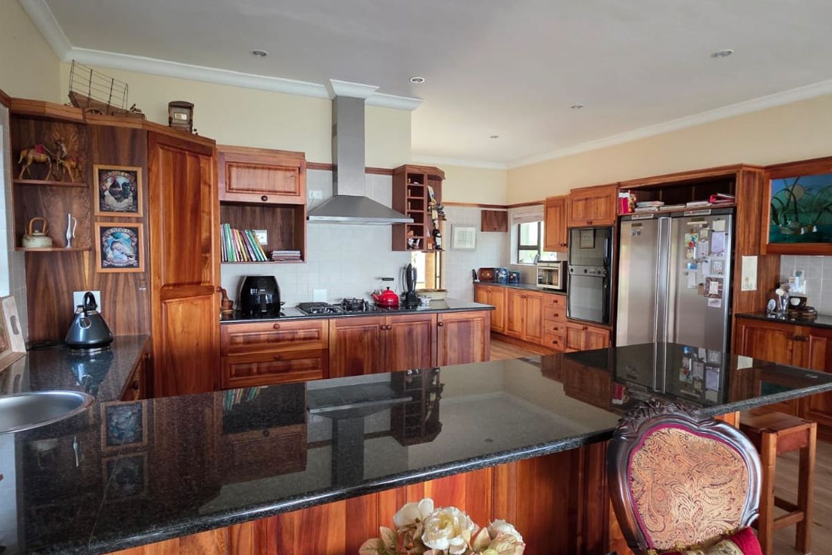 This well-located home offers comfort, tranquility, and scenic surroundings right from your bedroom - Photo 4