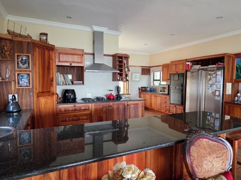 This well-located home offers comfort, tranquility, and scenic surroundings right from your bedroom - Photo 4