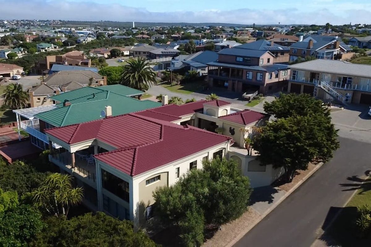 This well-located home offers comfort, tranquility, and scenic surroundings right from your bedroom - Photo 3