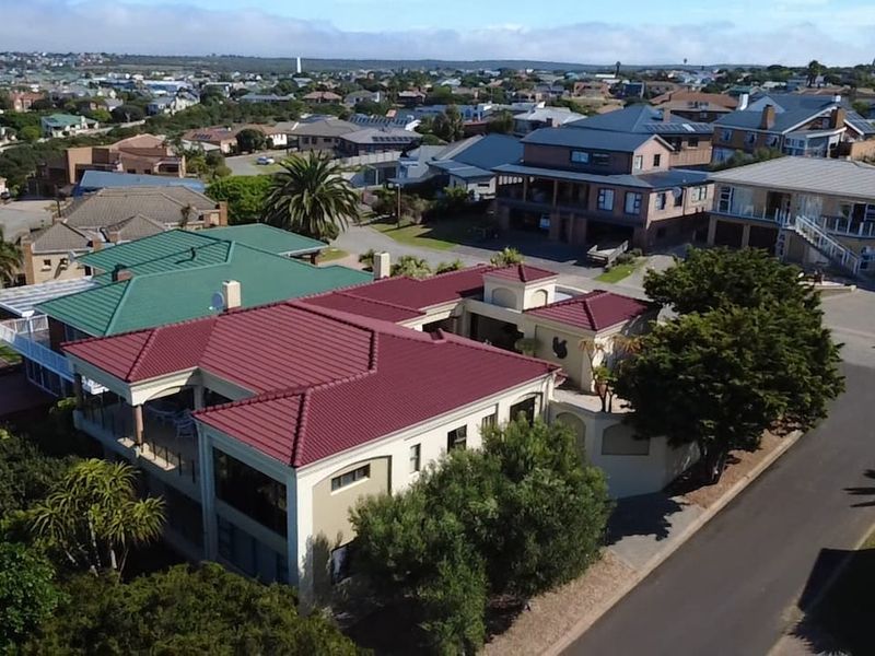 This well-located home offers comfort, tranquility, and scenic surroundings right from your bedroom - Photo 3