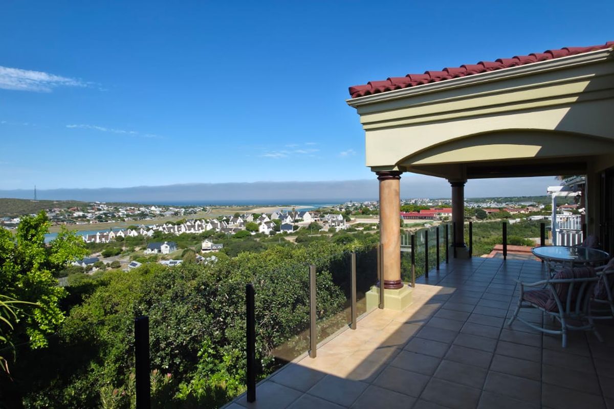 This well-located home offers comfort, tranquility, and scenic surroundings right from your bedroom - Photo 2