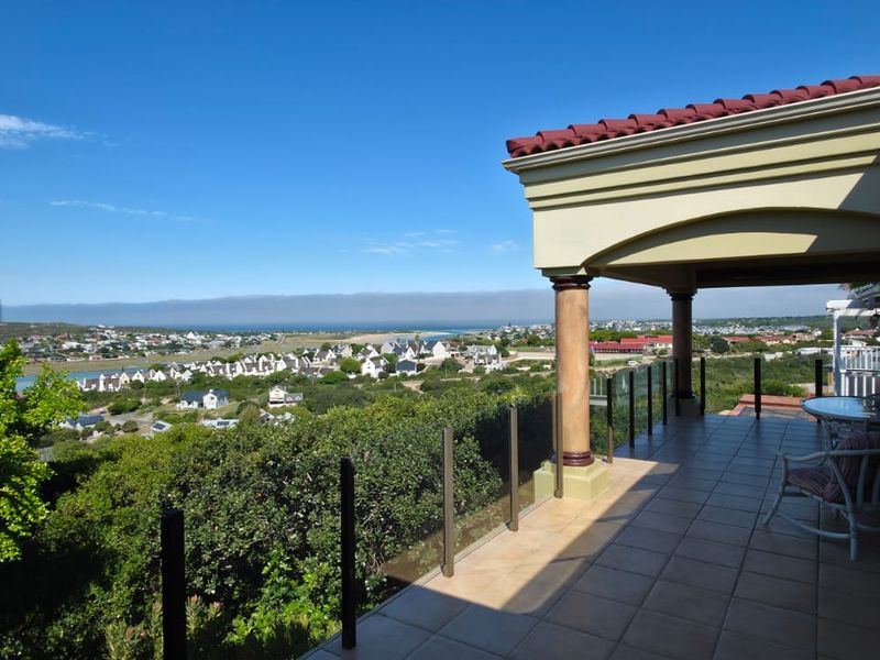 This well-located home offers comfort, tranquility, and scenic surroundings right from your bedroom - Photo 2