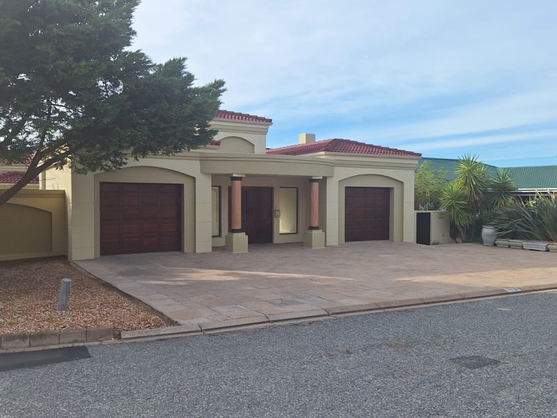 This well-located home offers comfort, tranquility, and scenic surroundings right from your bedroom - Photo 1