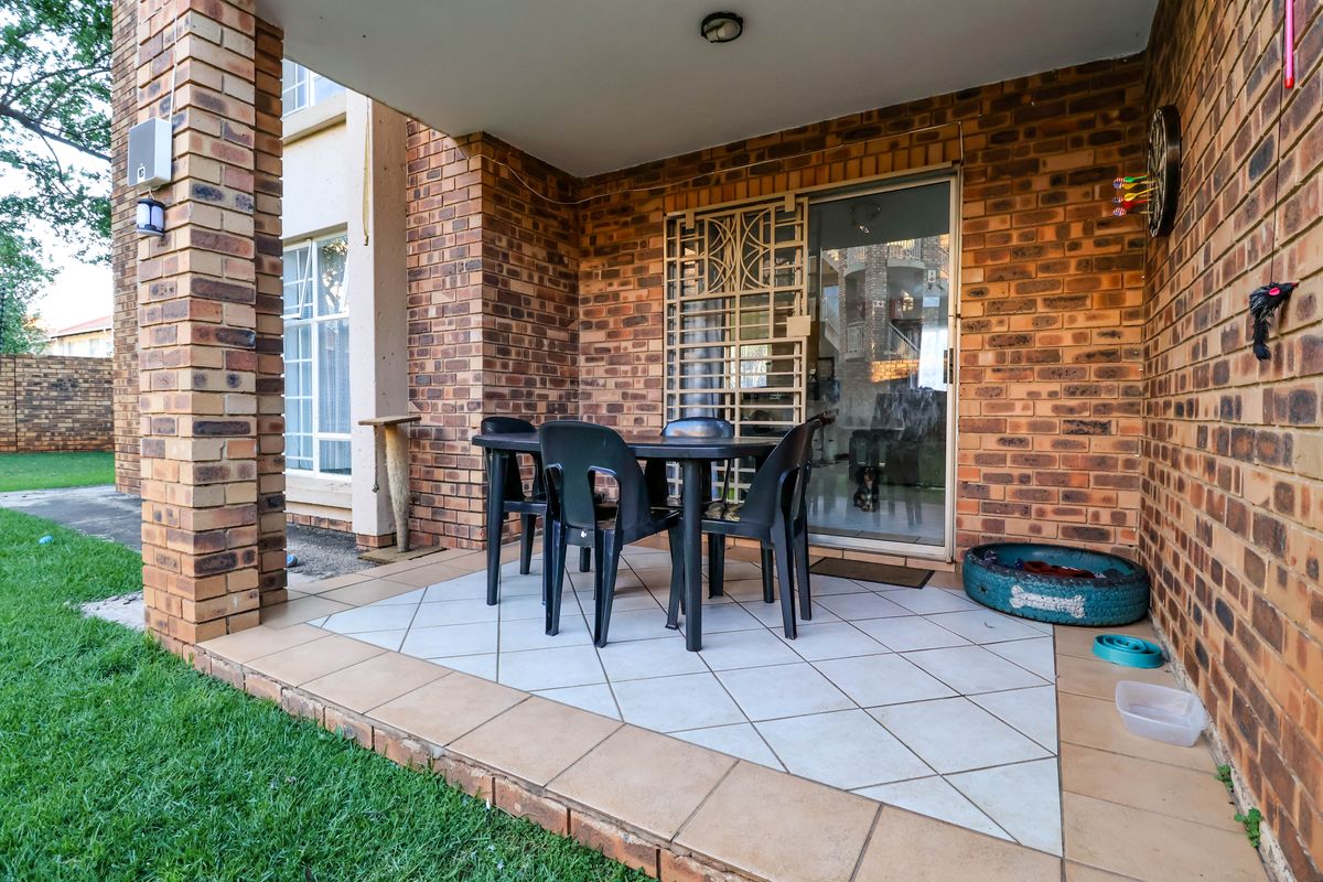 2 Bedroom ground floor unit with spacious yard, for sale in Die Hoewes - Photo 3
