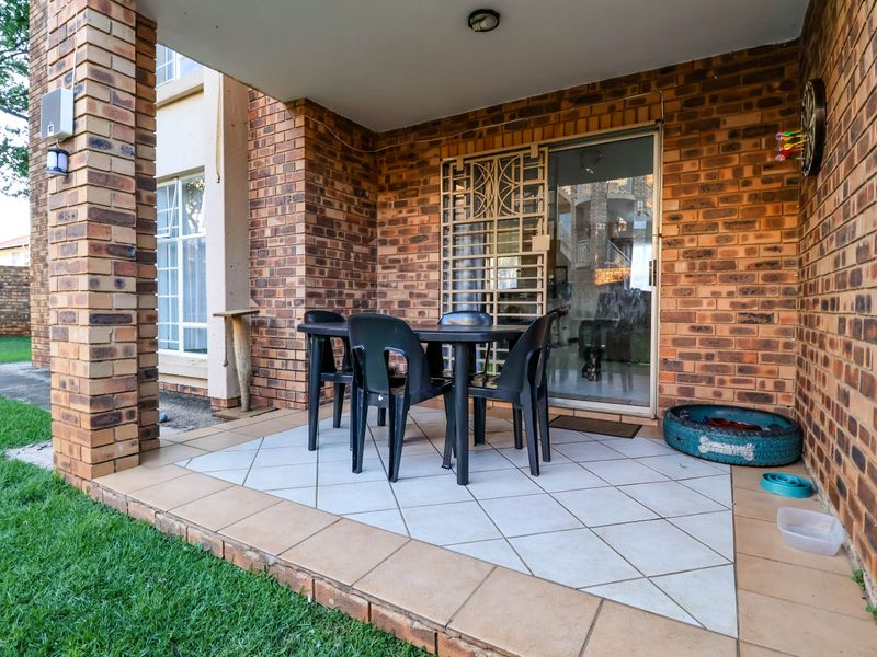 2 Bedroom ground floor unit with spacious yard, for sale in Die Hoewes - Photo 3