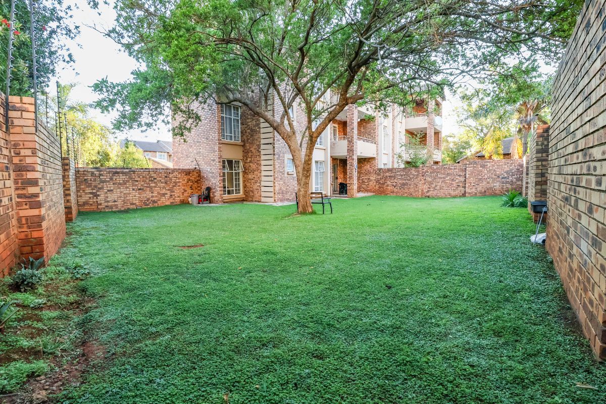 2 Bedroom ground floor unit with spacious yard, for sale in Die Hoewes - Photo 2