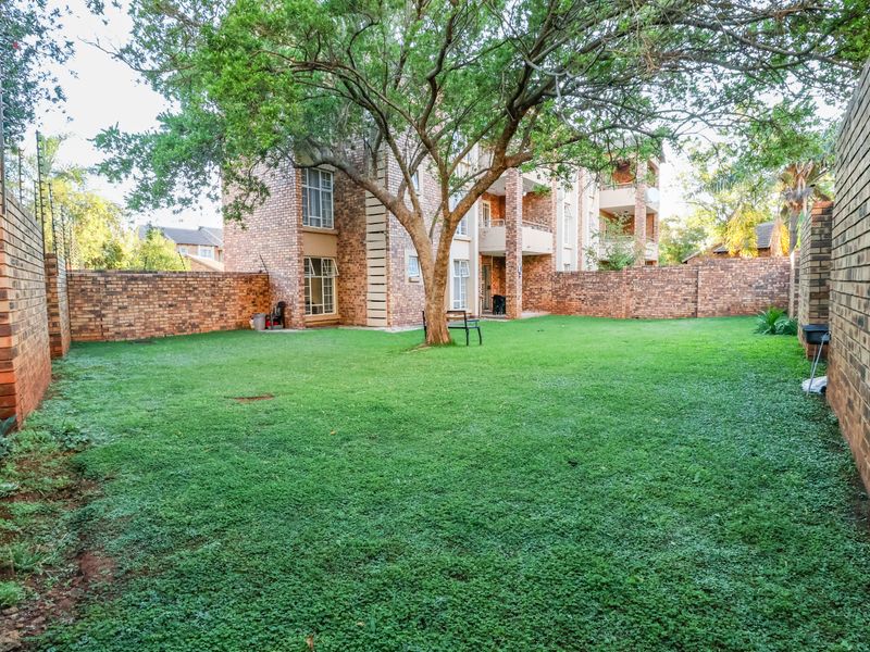 2 Bedroom ground floor unit with spacious yard, for sale in Die Hoewes - Photo 2