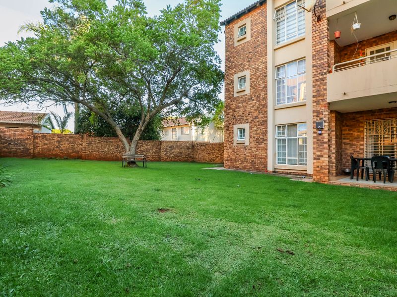 2 Bedroom ground floor unit with spacious yard, for sale in Die Hoewes - Photo 1