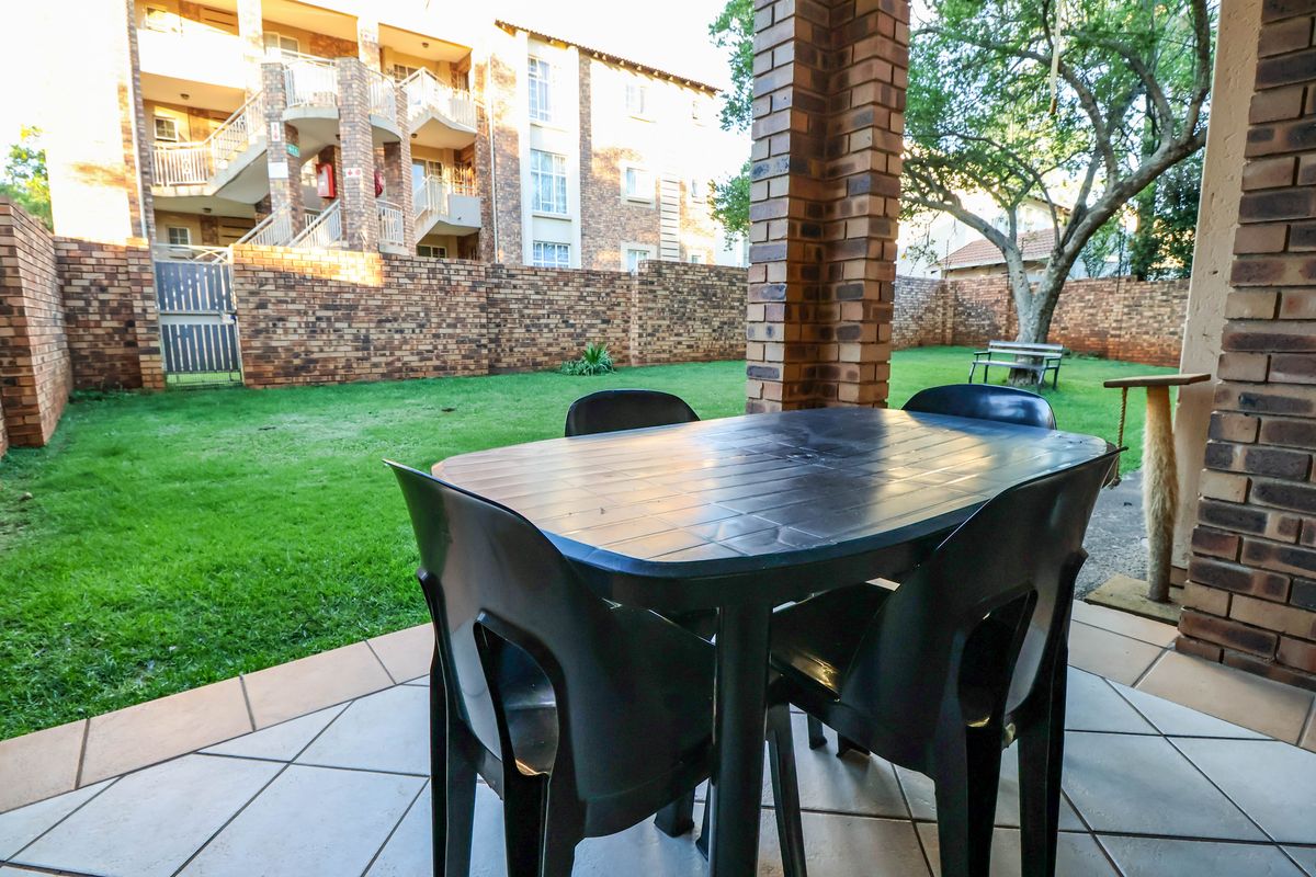 2 Bedroom ground floor unit with spacious yard, for sale in Die Hoewes - Photo 4