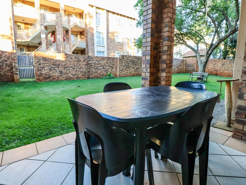 2 Bedroom ground floor unit with spacious yard, for sale in Die Hoewes - Photo 4