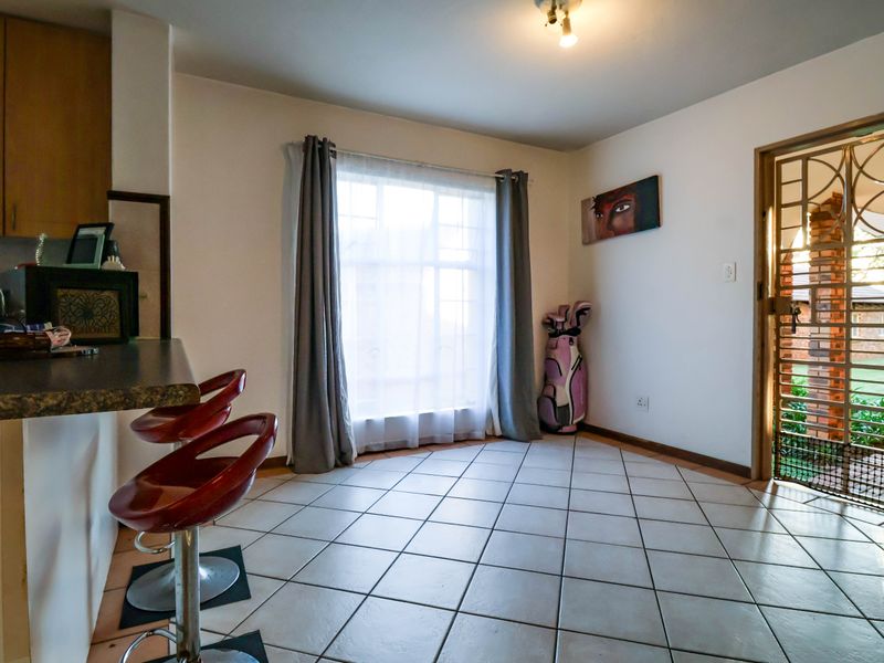 2 Bedroom ground floor unit with spacious yard, for sale in Die Hoewes - Photo 10