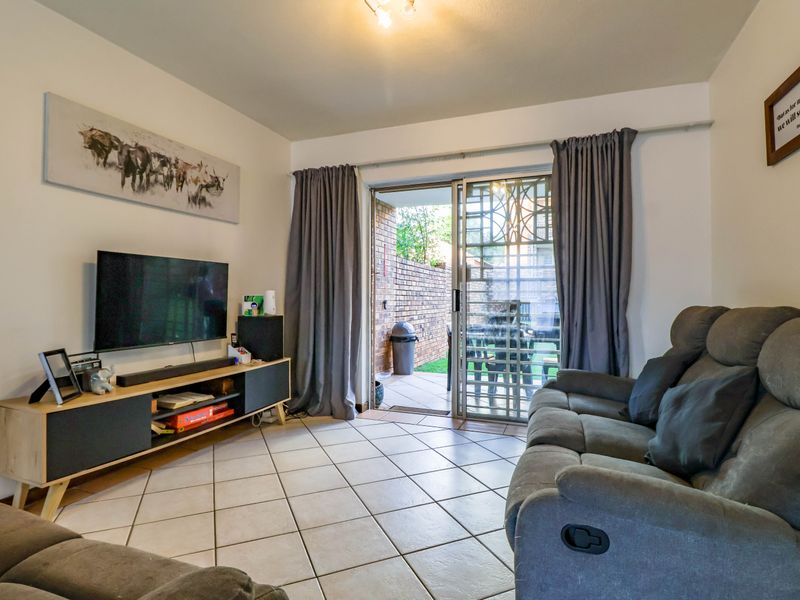 2 Bedroom ground floor unit with spacious yard, for sale in Die Hoewes - Photo 8