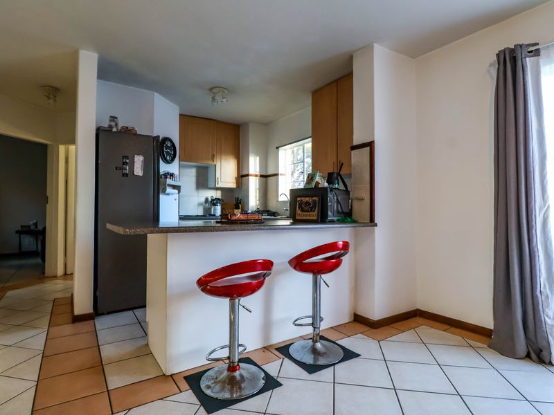 2 Bedroom ground floor unit with spacious yard, for sale in Die Hoewes - Photo 9