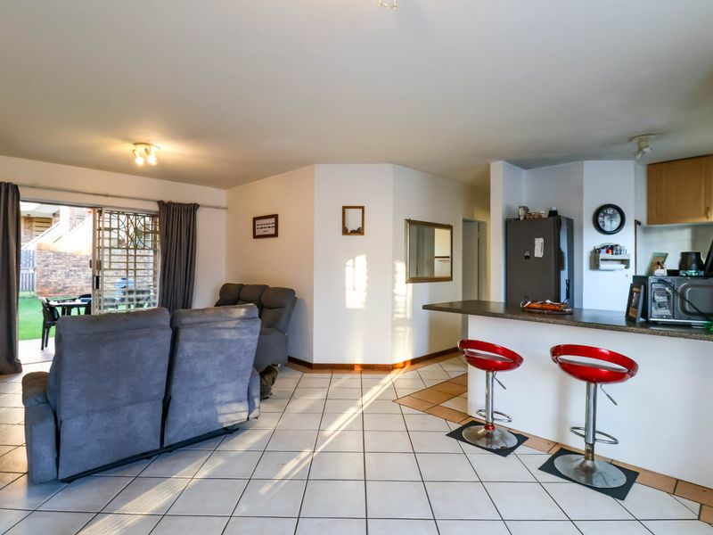 2 Bedroom ground floor unit with spacious yard, for sale in Die Hoewes - Photo 6