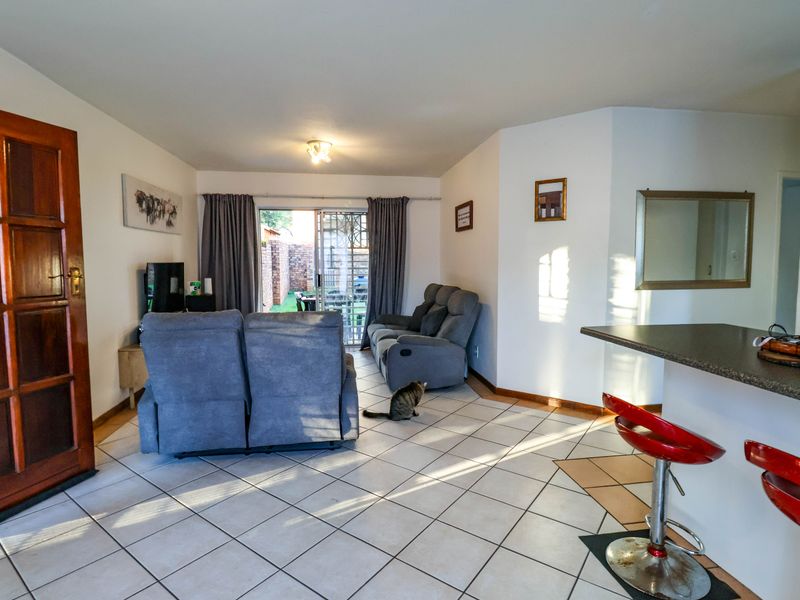 2 Bedroom ground floor unit with spacious yard, for sale in Die Hoewes - Photo 7