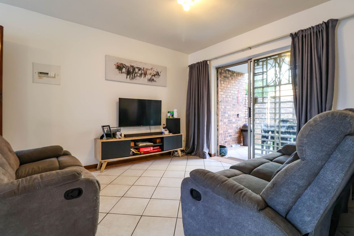 2 Bedroom ground floor unit with spacious yard, for sale in Die Hoewes - Photo 5
