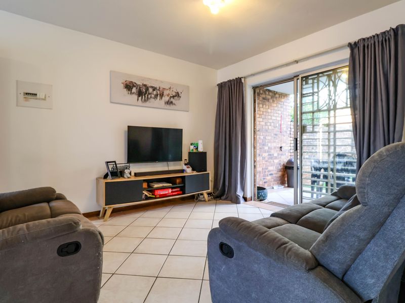 2 Bedroom ground floor unit with spacious yard, for sale in Die Hoewes - Photo 5