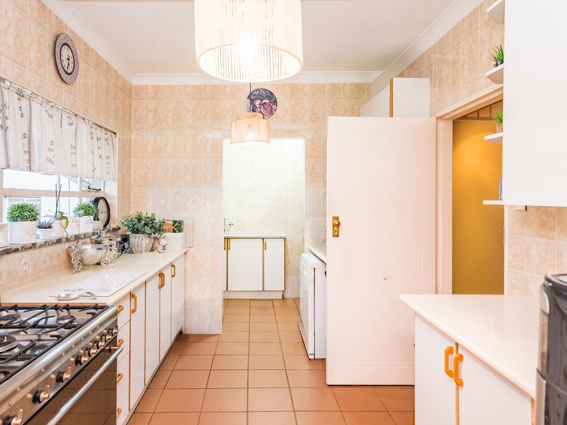 Family Home, Perfect For Extended Family, With The Right Address ... - Photo 10