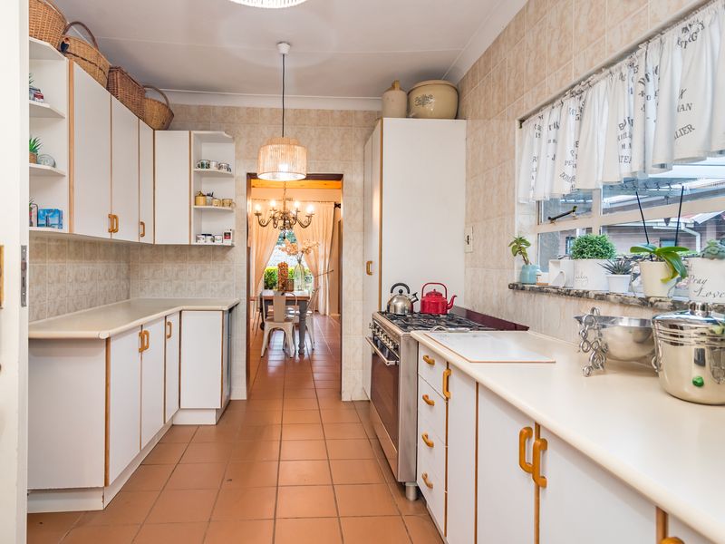 Family Home, Perfect For Extended Family, With The Right Address ... - Photo 8