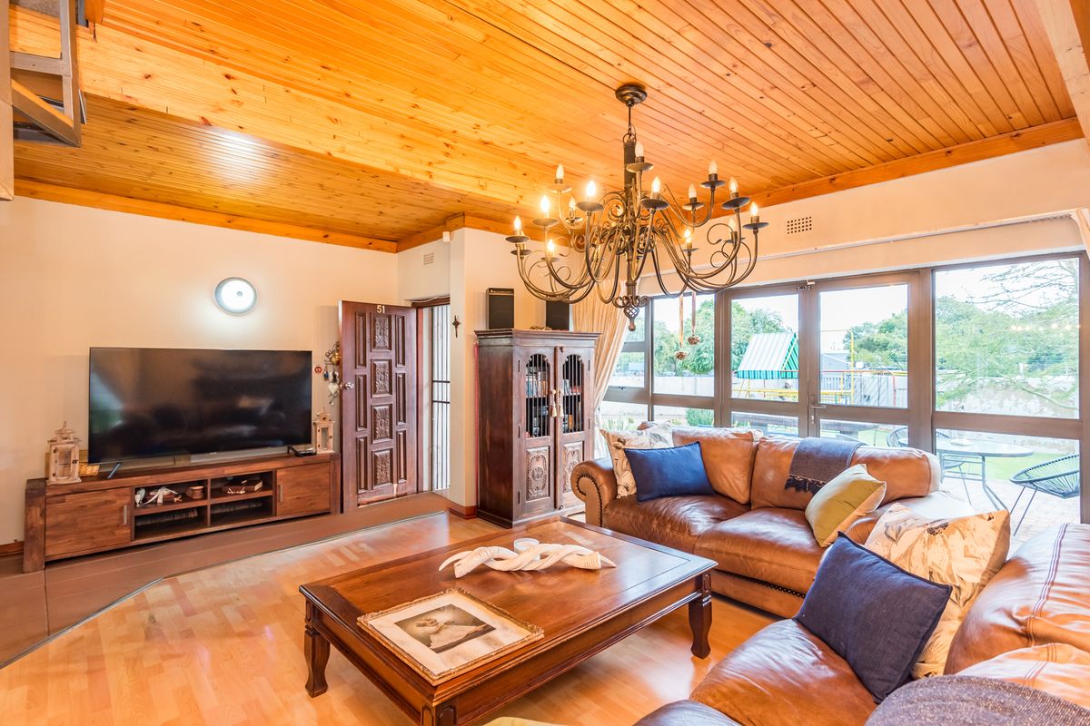 Family Home, Perfect For Extended Family, With The Right Address ... - Photo 4