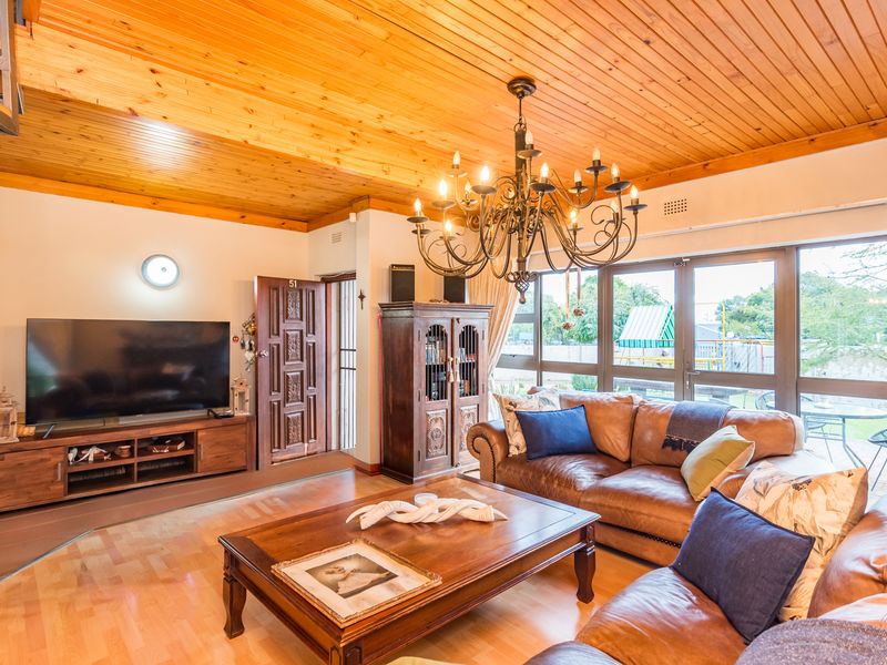 Family Home, Perfect For Extended Family, With The Right Address ... - Photo 4