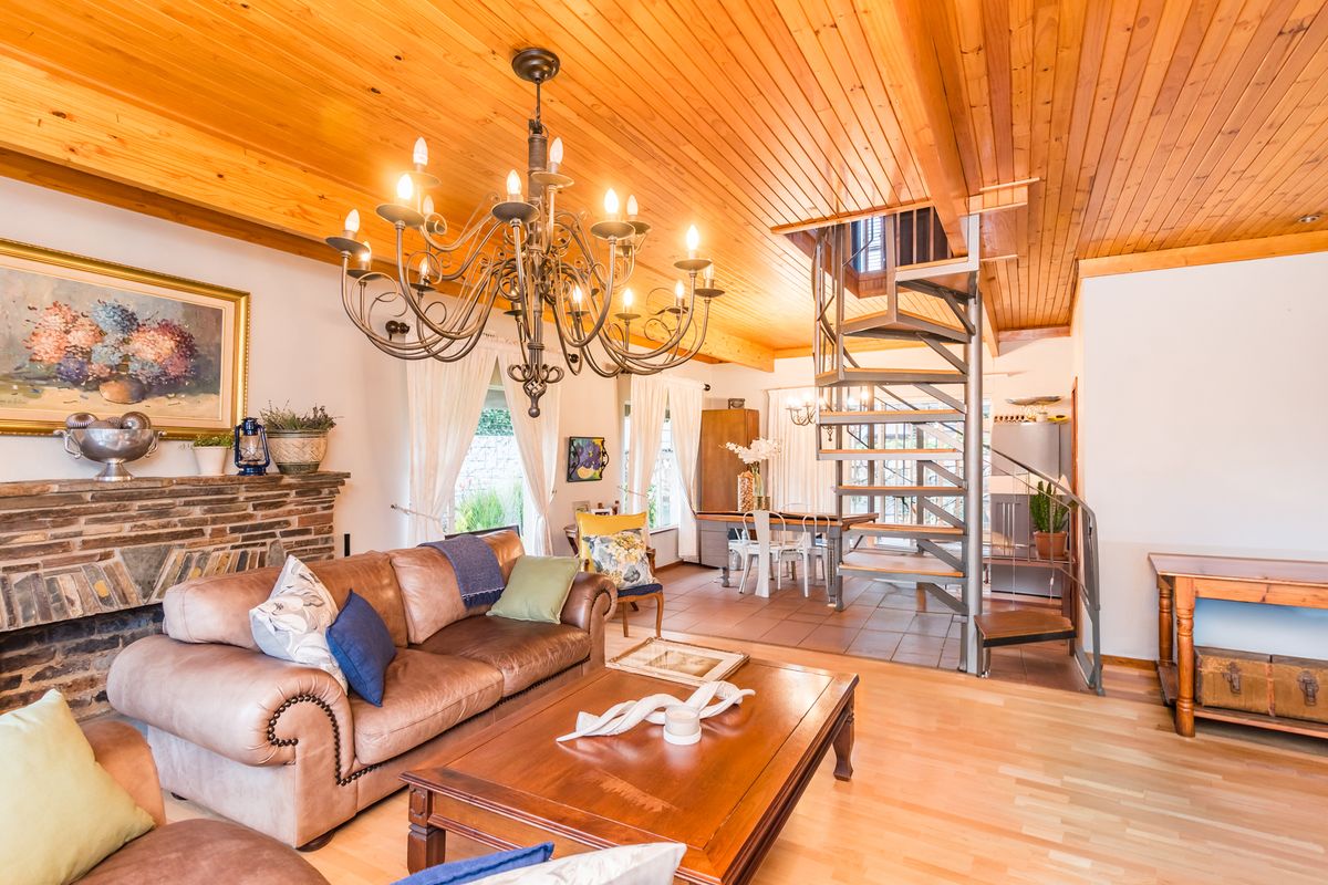 Family Home, Perfect For Extended Family, With The Right Address ... - Photo 3