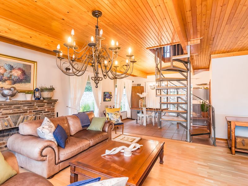 Family Home, Perfect For Extended Family, With The Right Address ... - Photo 3