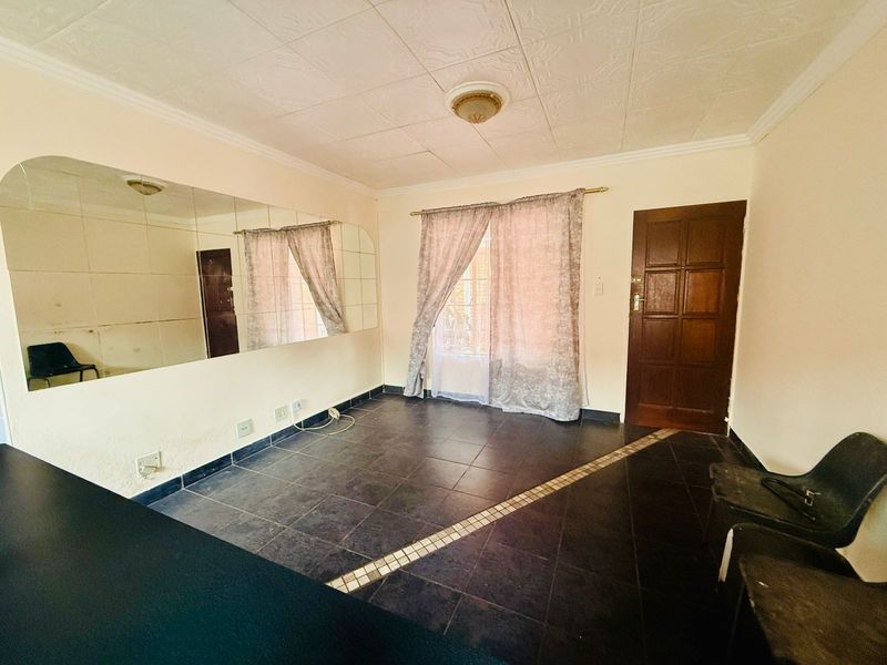 Comfortable 3-Bedroom Townhouse in Bokmakierie Complex, Hesteapark - Photo 10