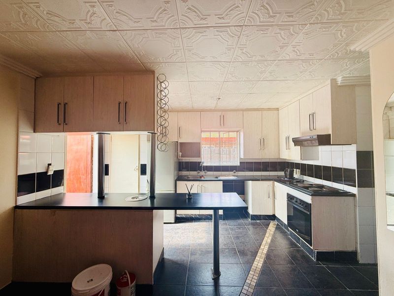 Comfortable 3-Bedroom Townhouse in Bokmakierie Complex, Hesteapark - Photo 6